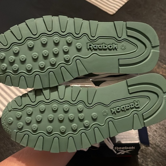 Girls Reebok sneakers. Brand new with tags and box. Size 3.5 - Picture 4 of 5